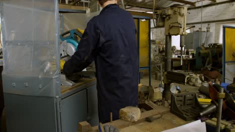 Metallschmied-Arbeitet-In-Der-Werkstatt-4k