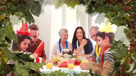 Weihnachtsbaumgrenze-Mit-Der-Familie,-Die-Abendessen-Isst