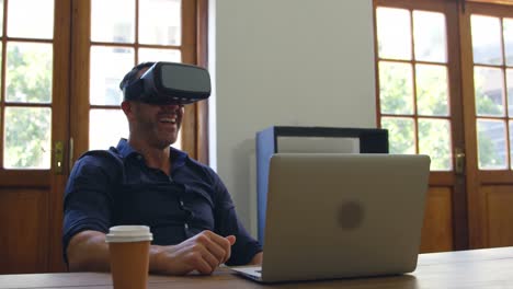 Geschäftsmann-Nutzt-Virtual-Reality-Headset-Im-Büro-4k