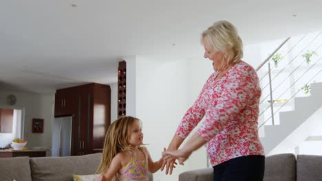 Großmutter-Und-Enkelin-Tanzen-Im-Wohnzimmer-4k