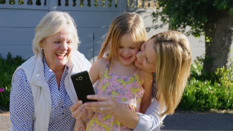 Mehrgenerationenfamilie-Macht-Selfie-Im-Garten-4k