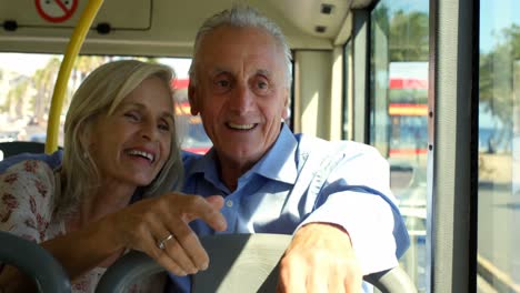 Pareja-De-Ancianos-Interactuando-Entre-Sí-Mientras-Viajan-En-Autobús-4k
