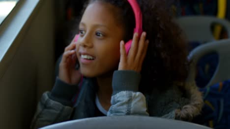 Mädchen-Hört-Musik-über-Kopfhörer,-Während-Sie-Im-Bus-4k-Unterwegs-Ist