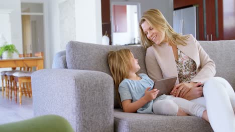 Mutter-Und-Tochter-Nutzen-Digitales-Tablet-Im-Wohnzimmer-4k