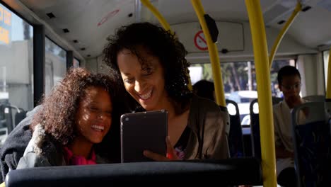 Pendler-Nutzen-Ein-Digitales-Tablet,-Während-Sie-Im-Bus-4k-Unterwegs-Sind