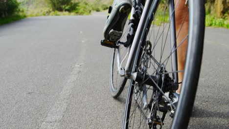 Ciclista-Senior-Preparándose-Para-Andar-En-Bicicleta-En-El-Campo-4k