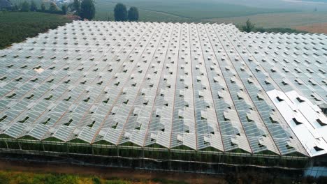 Grüner-Bauernhof-Mit-Dachglas-4k-Bedeckt