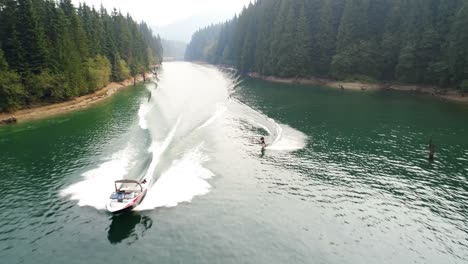 Mann-Wakeboarden-Mit-Motorboot-Im-Fluss-4k