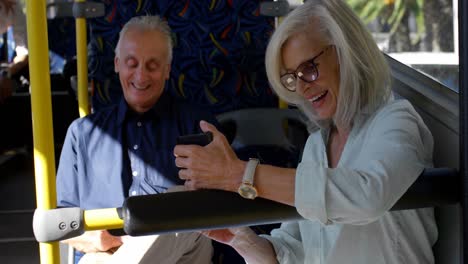 Ältere-Frau-Macht-Ein-Selfie-Mit-Dem-Mobiltelefon,-Während-Sie-Im-Bus-4k-Unterwegs-Ist