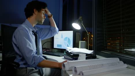 Frustrated-businessman-talking-on-telephone-at-desk-4k