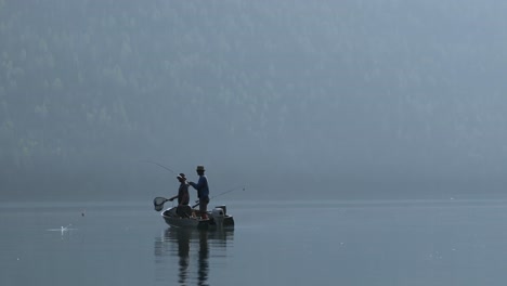 Zwei-Fischer-Angeln-Im-Fluss-4k