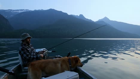 Fischer-Fischt-Mit-Seinem-Hund-Im-Fluss-4k
