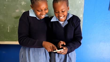 Schoolgirls-using-mobile-phone-in-the-classroom-4k