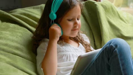 Mädchen-Nutzt-Digitales-Tablet-Zu-Hause-4k