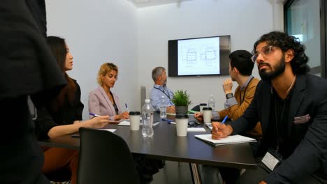 Geschäftskollegen-Interagieren-Miteinander-Im-Konferenzraum-4k