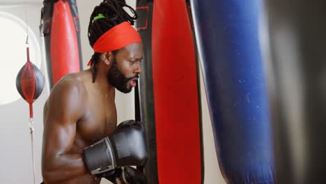 Male-boxer-practicing-boxing-in-fitness-studio-4k