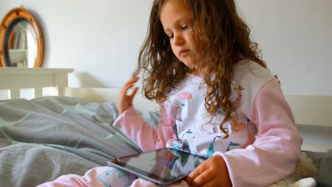 Mädchen-Benutzt-Digitales-Tablet-Im-Schlafzimmer-4k