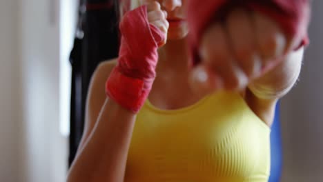 Boxeadora-Practicando-Boxeo-En-Gimnasio-4k