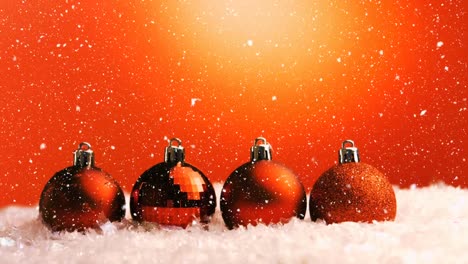 Weihnachtsanimation-Aus-Glitzernden-Orangefarbenen-Weihnachtskugeln,-Die-In-Einer-Reihe-Im-Schnee-Platziert-Sind,-4k