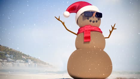 Videokomposition-Mit-Schnee-über-Sand-Mann-Mit-Weihnachtsmütze-Am-Strand