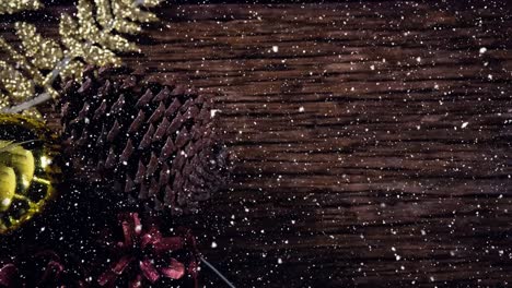 Fallender-Schnee-Mit-Weihnachtsdekorationen-Auf-Holz