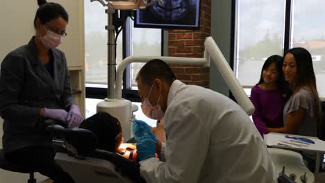Männlicher-Zahnarzt-Untersucht-Einen-Patienten-Mit-Werkzeugen-4k