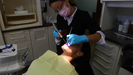 Dentista-Femenina-Examinando-A-Un-Paciente-Con-Herramientas-4k