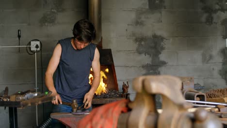 Female-metalsmith-molding-horseshoe-in-factory-4k