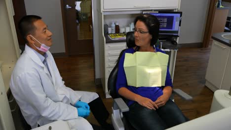 Männlicher-Zahnarzt-Interagiert-Mit-Dem-Patienten-4k