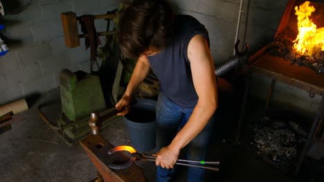 Female-metalsmith-molding-horseshoe-4k