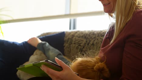 Mutter-Und-Sohn-Nutzen-Digitales-Tablet-Im-Wohnzimmer-Zu-Hause-4k