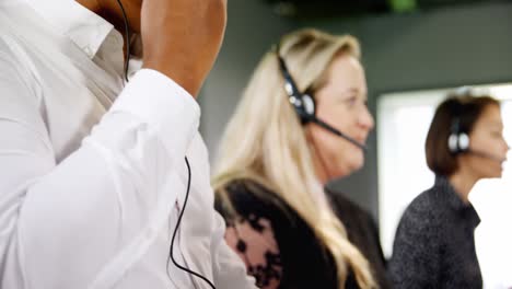 Customer-service-executives-talking-on-headset-at-desk-4k