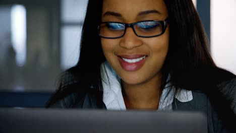 Businesswoman-using-laptop-in-office-4k