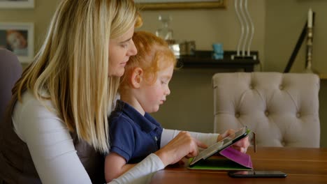 Mutter-Und-Sohn-Nutzen-Zu-Hause-Ein-Digitales-Tablet-In-4K