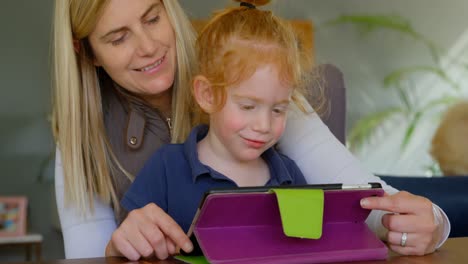 Mutter-Und-Sohn-Nutzen-Zu-Hause-Ein-Digitales-Tablet-In-4K
