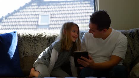 Vater-Und-Tochter-Nutzen-Digitales-Tablet-Im-Wohnzimmer-4K