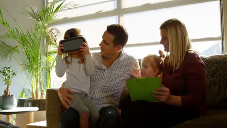 Mädchen-Nutzt-Digitales-Tablet-Mit-Eltern-Auf-Dem-Sofa-Zu-Hause-4k