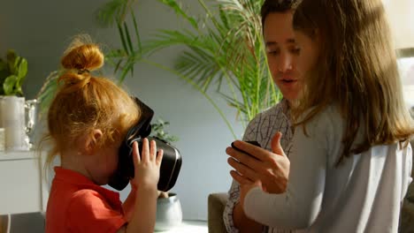 Kinder-Tragen-Virtual-Reality-Headset-Mit-Vater-Im-Wohnzimmer-4k