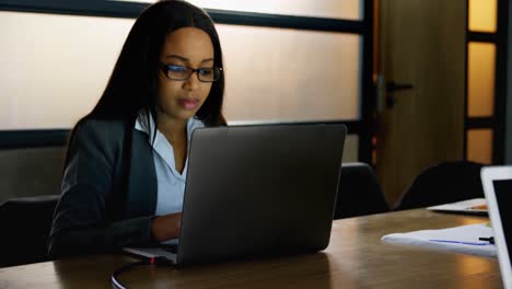 Mujer-De-Negocios-Usando-Laptop-En-La-Oficina-4k