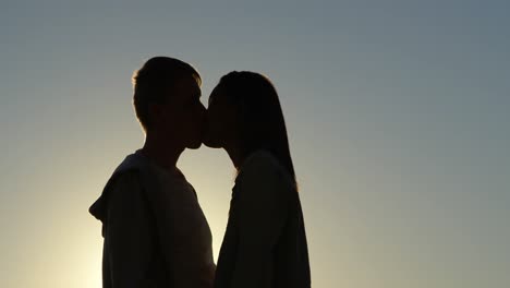 Seitenansicht-Eines-Romantischen-Paares,-Das-Sich-Bei-Sonnenuntergang-Küsst,-4k