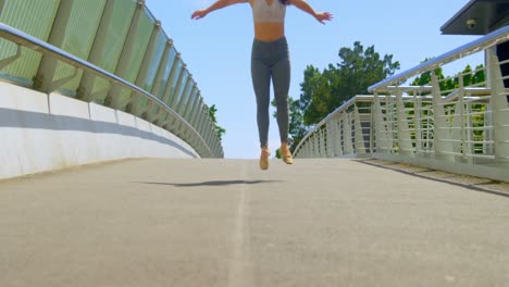 Joven-Bailarina-Bailando-En-Un-Puente-En-La-Ciudad-4k
