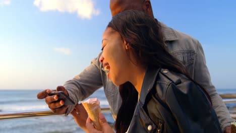 Glückliches-Paar,-Das-Selfie-Mit-Dem-Mobiltelefon-Macht,-Während-Es-Eis-4k-Isst