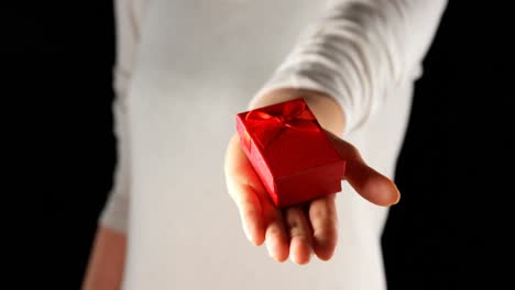 Mittelteil-Einer-Person-Mit-Kleiner-Roter-Geschenkbox-4K
