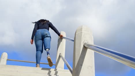 Behinderte-Frau-Geht-An-Einem-Sonnigen-Tag-Die-Treppe-Hinauf-4k