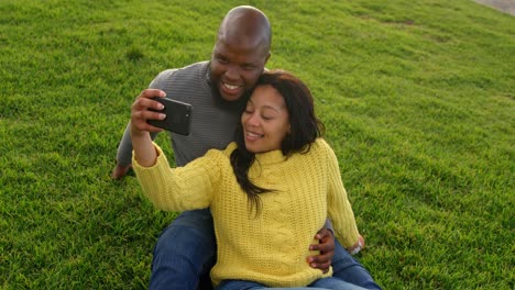 Couple-taking-selfie-with-mobile-phone-in-the-park-4k