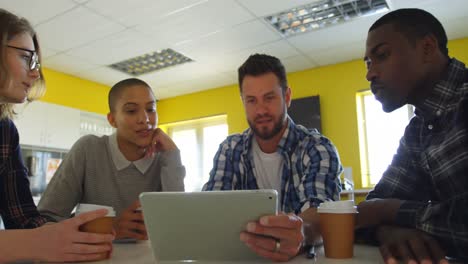 Junges-Gemischtrassiges-Geschäftsteam-Diskutiert-über-Digitales-Tablet-Im-Modernen-Büro-4K