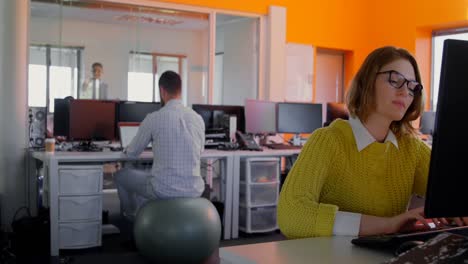 Junge-Kaukasische-Weibliche-Führungskraft,-Die-Am-Desktop-PC-Am-Schreibtisch-Im-Modernen-Büro-4K-Arbeitet