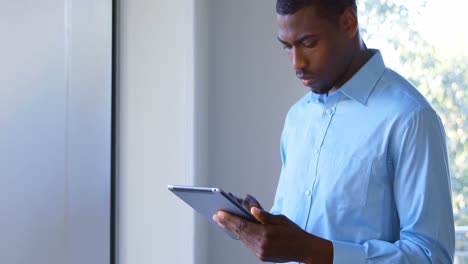 Junge-Schwarze-Männliche-Führungskraft,-Die-Im-Modernen-Büro-4k-An-Einem-Digitalen-Tablet-Arbeitet
