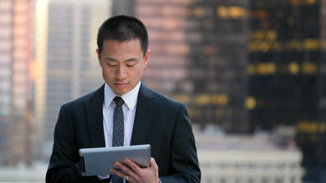 Vorderansicht-Eines-Jungen-Asiatischen-Geschäftsmannes,-Der-An-Einem-Digitalen-Tablet-I4k-Arbeitet