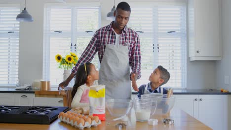 Vorderansicht-Des-Schwarzen-Vaters-Mit-Seinen-Kindern,-Die-In-Der-Küche-Essen-Zubereiten-4k
